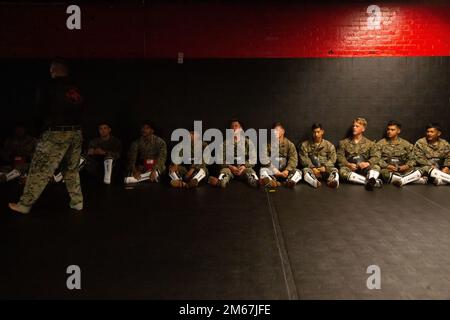 STATI UNITI Christopher Flores, istruttore di arti marziali (mai), briefing mai studenti corso sul corpo marino base Camp Lejeune, 12 aprile 2022. Il corso mai è un corso di tre settimane progettato per preparare i Marines ad insegnare e istruire i fondamenti del combattimento mano a mano Foto Stock