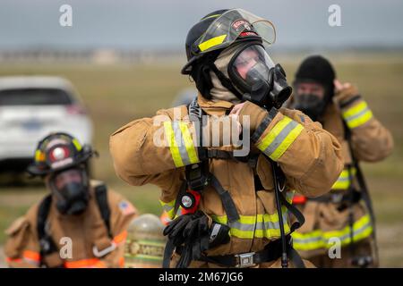 I vigili del fuoco dello Squadron 96th dell'ingegnere civile, si sono messi in marcia per la loro formazione annuale di fuoco strutturale 12 aprile, alla base dell'aeronautica di Eglin, i vigili del fuoco della lata. Hanno completato la formazione entrando nella struttura di addestramento riempita di fumo per trovare e salvare le vittime e mettere fuori un fuoco. (STATI UNITI Air Force photo/Samuel King Jr.) Foto Stock