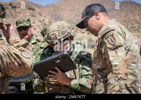 71st Ordnance Group ospita il Group Team of the Year (TOY), dove 11 squadre americane e 3 straniere mettono alla prova le loro abilità EOD per avere la possibilità di competere all'All Army TOY presso la White Sands Missile Range, New Mexico, 13 aprile 2022. I 14 team sono stati valutati su 15 operazioni e attività associate per fornire supporto EOD a operazioni di combattimento su larga scala per eliminare e/o ridurre le minacce esplosive. Foto Stock