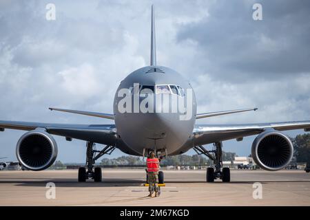 Senior Airman Ike Mendonez, 22nd manutenzione Squadron Aerospace Propulsion Journeyman, osserva come un KC-46A Pegasus avvia i suoi motori il 12 aprile 2022, presso la base aerea di Morón, Spagna. Manutenzione gli Airmen monitorano il processo per rilevare eventuali problemi che potrebbero influire sulla sicurezza e sull'esecuzione della missione. Foto Stock