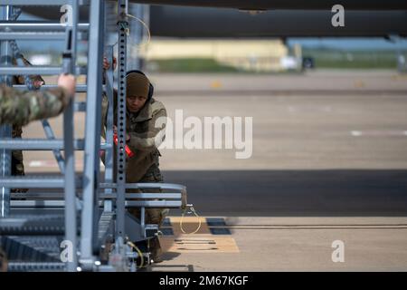 Senior Airman Ike Mendonez, 22nd manutenzione Squadron Aerospaziale propulsione Journeyman, spinge uno stand di manutenzione di aeromobili a distanza di un KC-46A Pegasus 12 aprile 2022, presso la base aerea di Morón, Spagna. Il personale addetto alla manutenzione e ad altro supporto di 4 diverse ali partecipa al primo esercizio del concetto di occupazione KC-46A per aumentare le proprie competenze e portare la struttura aerea allo stato operativo completo. Foto Stock