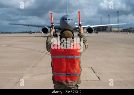 Senior Airman Ike Mendonez, 22nd manutenzione Squadron Aerospace Propulsion Journeyman, marshalls a KC-46A per iniziare la sua missione il 12 aprile 2022, presso la base aerea di Morón, Spagna. Pegasus è uno dei quattro che esegue l’esercizio KC-46A Employment Concept, valutando la capacità del nuovo aeromobile di condurre missioni di rifornimento estese da ambienti austeri. Foto Stock