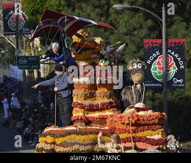 Pasadena, Stati Uniti. 02nd Jan, 2023. Il galleggiante "Adventure Aattendere" della città di Burbank, vincitore del Queen Award, scende lungo Colorado Boulevard durante la 134th° Parata annuale del Torneo delle Rose che si tiene a Pasadena, California, lunedì 2 gennaio 2023. Foto di Jim Ruymen/UPI. Credit: UPI/Alamy Live News Foto Stock