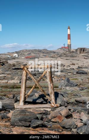 promontorio roccioso di Point Diaz con faro lontano vicino alla città di Luderitz in Namibia Foto Stock