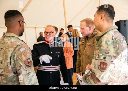 James Saunders-Watson, centro, Lord-Lieutenant del Northamptonshire, parla con Airmen della Combat Support Wing del 501st prima dell’evento Green Canopy della Regina al RAF Croughton, Inghilterra, 13 aprile 2022. L'evento ha celebrato l'iniziativa del Giubileo del platino della Regina, che segna il 70th° anno del suo regno. Durante l’evento, sono stati piantati alberi per creare un retaggio in onore della leadership della regina della nazione. Foto Stock