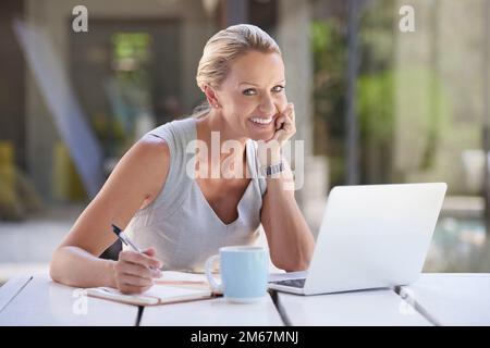 Im in tutto questo progetto. Ritratto ritagliato di un'attraente donna d'affari che lavora sul suo laptop. Foto Stock