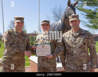 Il Lt. Nadiya Bryant, capo della filiale di gestione di materiel, Support Operations, 1st Theater Sustainment Command, riceve una Medaglia di servizio meritoria dal col. James Crocker, responsabile delle operazioni di supporto, 1st TSC, 14 aprile a Fort Knox, Kentucky, per il suo duro lavoro e la dedizione eccezionale al team durante il suo mandato. Bryant ha completato il suo tempo con First Team e si dirige a Rock Island, Illinois. Foto Stock