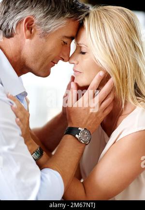 Condividono qualcosa di speciale. una coppia matura affettuosa che condivide un tenero momento insieme a casa. Foto Stock