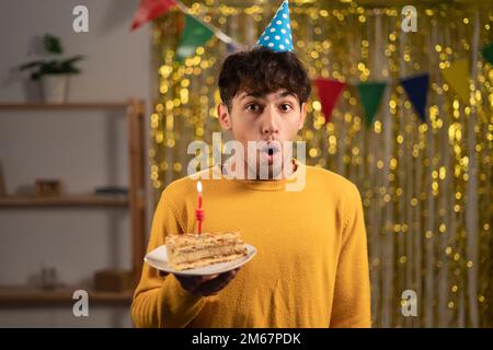 Scioccato uomo arabo guardando la macchina fotografica con bocca aperta, venendo a festa con torta a casa amico, ha dimenticato di prendere presente. Persone, viso Foto Stock