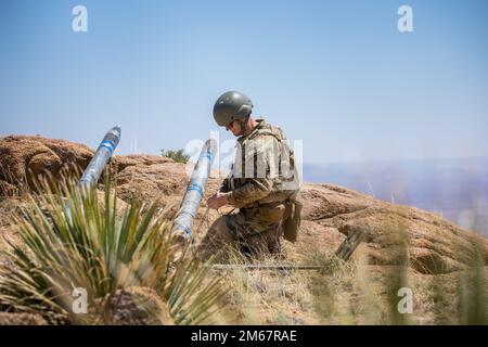 71st Ordnance Group ospita il Group Team of the Year (TOY), dove 11 squadre americane e 3 straniere mettono alla prova le loro abilità EOD per avere la possibilità di competere all'All Army TOY presso la White Sands Missile Range, New Mexico, 13 aprile 2022. I 14 team sono stati valutati su 15 operazioni e attività associate per fornire supporto EOD a operazioni di combattimento su larga scala per eliminare e/o ridurre le minacce esplosive. Foto Stock