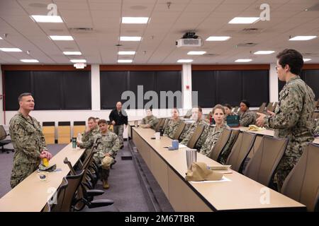 NORFOLK, va (14 aprile 2022) il Lt. Olivia Wittman, Project Officer del Centro di manutenzione Regionale Mid-Atlantic, racconta una breve storia della sua carriera al Vice ADM. William Galinis, Commander Naval Sea Systems Command, durante una tavola rotonda di Engineering Duty Officer presso il Centro di manutenzione Regionale Mid-Atlantic, 14 aprile. Foto Stock