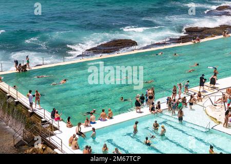 Bondi Beach icebergs club e piscina pubblica all'aperto il giorno d'estate 2023, Sydney, NSW, Australia Foto Stock