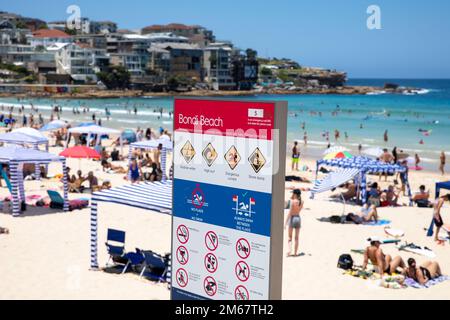 Bondi Beach in un giorno di gennaio 2023 in estate con la spiaggia affollata di persone che prendono il sole, Sydney, NSW, Australia Foto Stock