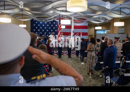 La guardia di colore che presenta i colori per il settore della Guardia Costiera New Orleans cambio di cerimonia di comando 14 aprile 2022. Foto Stock