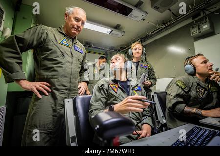 220414-N-GW654-1341 EL CENTRO, CALIFORNIA (14 aprile 2022) – il Vice ADM. Kenneth Whitesell, Comandante, Naval Air Forces Pacific, a sinistra, osserva operazioni senza equipaggio condotte da piloti e aircrewman assegnati ai “Blackjack” di Helicopter Sea Combat Squadron (HSC) 21. HSC-21 ha partecipato a una prova di concetto che mostra le capacità del team senza equipaggio (MUMT) utilizzando sia aerei con equipaggio che senza equipaggio per realizzare una missione, che includeva il rifornimento di MH-60s assistito da due Super stalloni CH-53E assegnati alle “Flying Tigers” del Marine Medium Helicopter Squadron 361 (HMH-361) Foto Stock