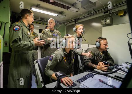 220414-N-GW654-1419 EL CENTRO, CALIFORNIA (14 aprile 2022) – il Vice ADM. Kenneth Whitesell, Comandante, Naval Air Forces Pacific, centro sinistra, osserva operazioni senza equipaggio condotte da piloti e aircrewman assegnati ai “Blackjack” di Helicopter Sea Combat Squadron (HSC) 21. HSC-21 ha partecipato a una prova di concetto che mostra le capacità del team senza equipaggio (MUMT) utilizzando sia aerei con equipaggio che senza equipaggio per realizzare una missione, che includeva il rifornimento di MH-60s assistito da due Super stalloni CH-53E assegnati alle “Flying Tigers” di Marine Medium Helicopter Squadron 361 ( Foto Stock