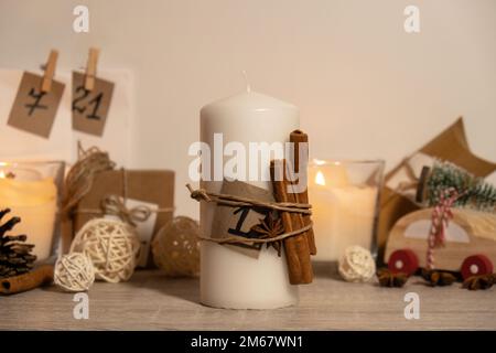 Candela con calendario dell'avvento tradizionale Burning Natale cera candele con i numeri che contano giù per Natale. Splendido Avvento a casa. Festive Candlelight e sfondo scuro. Vigilia di Natale Foto Stock