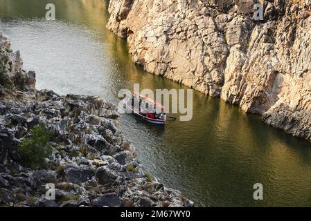 Durante il primo giorno del nuovo anno, i visitatori si imbarcheranno sulla cascata Marble Rocks sul fiume Narmada a Bhedaghat, Jabalpur Foto Stock