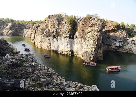 Durante il primo giorno del nuovo anno, i visitatori si imbarcheranno sulla cascata Marble Rocks sul fiume Narmada a Bhedaghat, Jabalpur Foto Stock