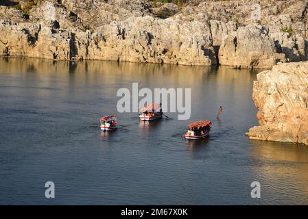 Durante il primo giorno del nuovo anno, i visitatori si imbarcheranno sulla cascata Marble Rocks sul fiume Narmada a Bhedaghat, Jabalpur Foto Stock