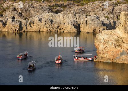 Durante il primo giorno del nuovo anno, i visitatori si imbarcheranno sulla cascata Marble Rocks sul fiume Narmada a Bhedaghat, Jabalpur Foto Stock