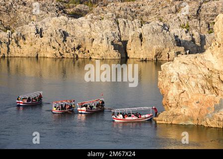 Durante il primo giorno del nuovo anno, i visitatori si imbarcheranno sulla cascata Marble Rocks sul fiume Narmada a Bhedaghat, Jabalpur Foto Stock