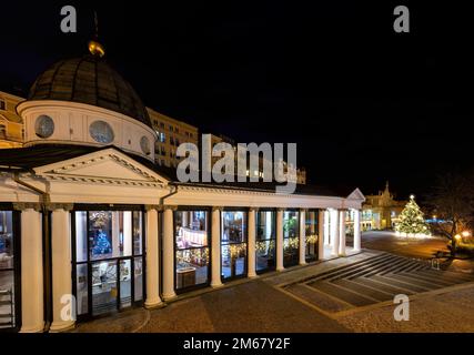 Padiglione di Croce Primavera sul colonnato principale nella piccola città termale bohémien occidentale Marianske Lazne (Marienbad) Foto Stock