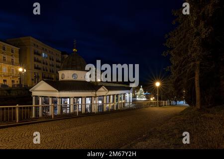 Padiglione di Croce Primavera sul colonnato principale nella piccola città termale bohémien occidentale Marianske Lazne (Marienbad) Foto Stock