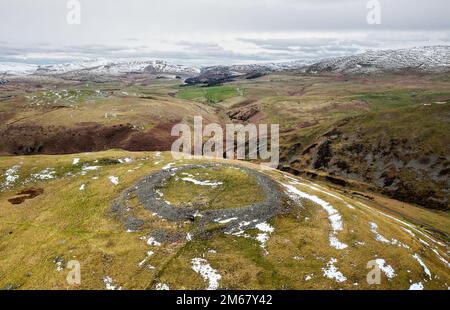 Brough legge preistorica età del ferro multivalate collina vicino a Ingram. Vista sulla valle del fiume Breamish a Cheviot Hills, Northumberland, Inghilterra Foto Stock