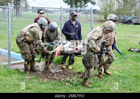 Il Medical Simulation Training Center (MSTC) fornisce una formazione medica realistica sia ai soldati medici che non medici della Guardia attiva, della Riserva e della Guardia Nazionale. Queste immagini mostrano varie unità che completano il corso Combat Lifesaver. Il corso Lifesaver di combattimento dell'esercito degli Stati Uniti è un corso ufficiale di addestramento medico condotto dall'esercito degli Stati Uniti. Il corso intende fornire un passo intermedio tra il sostegno alla vita di base in stile aiuto agli amici, insegnato a ogni soldato, e le abilità avanzate di sostegno alla vita, insegnate alle Mediche da combattimento dell'esercito degli Stati Uniti. (Foto scattate da Fort Dix [TSC] Training Support CE Foto Stock