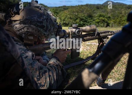 STATI UNITI Christopher Hobbs, un'unità leader di fanteria con 1st battaglione, 3D Marines, 3D divisione Marine, attiva un sistema di cecchino semiautomatico M110 durante una gamma di fuoco a Okinawa, Giappone, il 14 aprile 2022. Marines ha provato le tattiche combinate delle armi per mantenere la preparazione per le operazioni di spedizione in ambienti contestati. 1/3 viene distribuito in futuro nell'Indo-Pacific con 4th Marines come parte del programma di implementazione delle unità. Hobbs è un nativo di Kissimmee, Florida. Foto Stock