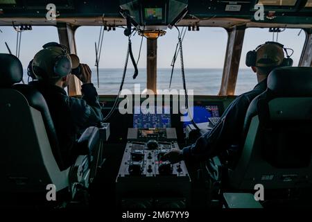 220414-N-NK931-986 OCEANO PACIFICO (14 aprile 2022) – il Lt. Austin Gooder, a sinistra, e il Lt. Cole Roberts, ufficiale e ufficiale junior del ponte a bordo della nave litoranea da combattimento Independence-variante USS Montgomery (LCS 8) durante le operazioni in corso nel Pacifico orientale. LCS è una piattaforma veloce, agile e mission-focalizzata progettata per operare in ambienti vicino alla costa, vincendo contro le minacce costiere del 21st° secolo. LCS è in grado di supportare la presenza in avanti, la sicurezza marittima, il controllo marittimo e la deterrenza. Foto Stock