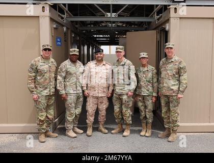 (Da sinistra a destra) comando Sgt. Maj. Mathew J. Selvaggio, consulente senior, Area Support Group-Kuwait, Master Sgt. Jamel C. Fulks, consulente senior, 3rd° comando di sostegno esterno, col. Raed Altajalli, responsabile della qualità e della cooperazione medica militare - Kuwait Medical Services Authority, Brig. Gen. Lance G. Curtis, vice comandante generale, 1st Theater Sustainment Command, Lt. Wendra J. Galfand, un medico assegnato a ASG-KU, e il col. Charles S. Lockwood, comandante, ASG-KU, posa di fronte al nuovo impianto di isolamento a Camp Arifjan, Kuwait, 14 aprile 2022. Aggiornato Foto Stock