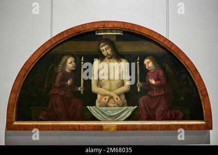 Cristo in Pietà tra due angeli - tempera su tavola trasportata su tela - Ambrogio da Fossano tale il Bergognone - 1490 - Milano, Pinacoteca del C. Foto Stock