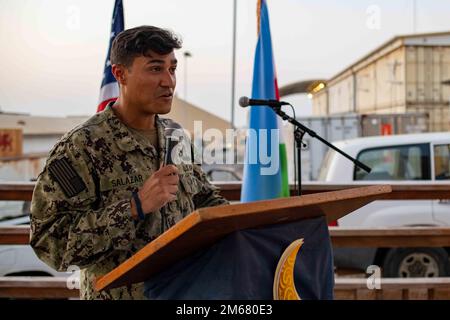 CAMP LEMONNIER, Gibuti (14 aprile 2022) Stati Uniti Specialista del personale della Marina 1st Classe Jesus Salazar offre una cena iftar tenuta a Camp Lemonnier, Gibuti durante il Ramadan sponsorizzata dalla Sala di guardia dei campi, dall'Associazione Chief Petty Officers e dai volontari degli amici dell'Africa. Foto Stock