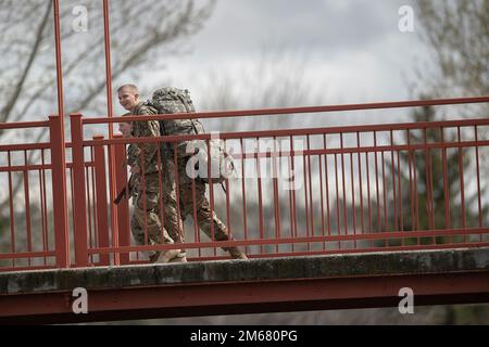 I cadetti ROTC della Boise state University attraversano il fiume Boise. I Cadetti ROTC della Boise state University che si avvicinano alla fine del semestre non hanno mostrato alcuna delirazione nei loro orari. A metà aprile, due gruppi di cadetti hanno fatto una panoramica marcia di ruck lungo il sistema Boise Green Belt Trail. Il gruppo uno ha completato una marcia di 12 miglia mentre il gruppo 2 ha completato una marcia di 8 miglia. Alla ricerca di un'altra forma di fitness, i cadetti hanno partecipato a un briefing del Sig. Cody Rome, laureato nel 2012 all'Accademia Navale di Annapolis, sulla gestione delle loro finanze. Foto Stock