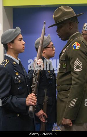 Leo Burnett, un cadetto della Xavier High School, rimane calmo sotto la pressione del sergente di perforazione durante l'ispezione di questa squadra ai Campionati nazionali di perforazione dell'Armata JROTC a Daytona, Fla. Il 19 aprile 2022. Durante l'ispezione, i sergente di perforazione criticano l'aspetto e la conoscenza dei cadetti.| Foto di Sarah Windmueller, Stati Uniti Comando del cadetto dell'esercito Affari pubblici Foto Stock