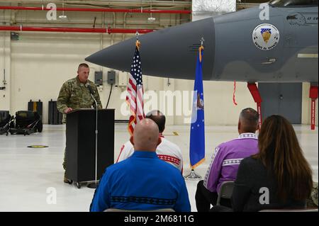 STATI UNITI Robert Holster, il capo dell'equipaggio dedicato alla F-15 Eagle dietro di lui, si rivolge al pubblico durante una cerimonia per la commemorazione dei contributi dei Choctaw Code Talkers durante la prima e la seconda guerra mondiale, il 14 aprile 2022 a Kingsley Field a Klamath Falls, Orea. Holster traccia la sua eredità alla tribù dei nativi americani Choctaw e la cerimonia dell'ala combattente del 173rd ha ospitato il capo Gary Batton, il capo della nazione Choctaw, e diversi altri membri tribali che sono venuti per commemorare i contributi ai militari statunitensi dal loro popolo. Foto Stock
