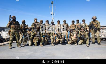 Croato Zapovjedništvo Specialjalnih Snaga (ZSS) e membri degli Stati Uniti La Naval Special Warfare Task Unit Europe (NSWTU-e) conduce una visita marittima, un consiglio di amministrazione, una ricerca e un addestramento per il sequestro (VBSS) a Spalato, Croazia, 14 aprile 2022. Per la ZSS croata, la formazione congiunta di scambio combinato o JCET con le nazioni partner non è rara. Gli ZSS sono stati fondati nel 2000 come Battaglione delle operazioni speciali e da allora, i suoi operatori hanno partecipato a molteplici operazioni, tra cui stint in Afghanistan come parte della forza internazionale di assistenza alla sicurezza (ISAF) della NATO. Foto Stock