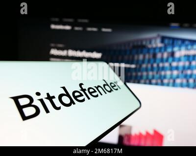 Smartphone con il logo della società rumena di cybersicurezza Bitdefender sullo schermo di fronte al sito Web aziendale. Messa a fuoco al centro del display del telefono. Foto Stock