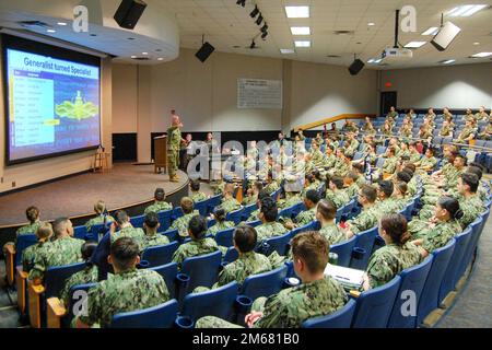 NORFOLK, Virginia (Aprile 15, 2022) Vice ADM. James Kilby, vice comandante, Stati Uniti Fleet Forces Command (USFFC) e comandante, Task Force 80, parla con circa 220 mediatori e candidati ufficiali della Hampton Roads Naval ROTC (HRNROTC) riuniti presso la Old Dominion University di Norfolk, Virginia Aprile 15, 2022. In una discussione di un'ora Kilby ha condiviso le lotte personali e i successi durante la sua carriera di 36 anni come ufficiale di guerra di superficie, fornendo preziose informazioni ai futuri leader. Foto Stock