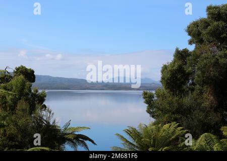 Vista dalla Macquarie Harbour Penal Colony, Tasmania, Australia Foto Stock