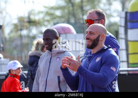 STATI UNITI Air Force staff Sgt. Matt Cable e U.S.A. Kionte Storey partecipa alle prove in pista durante gli Invictus Games l'Aia, Paesi Bassi. Foto Stock