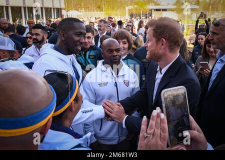 STATI UNITI Tecnologia Air Force. Kevin Greene, riserva, scuote le mani con il principe Harry, il duca di Sussex durante gli Stati Uniti Ambasciata l'Aia, Paesi Bassi evento di benvenuto 15 aprile 2022. L'evento ha riunito i concorrenti ucraini e statunitensi in preparazione ai Giochi Invictus l'Aia 2020, composti da 20 nazioni, oltre 500 concorrenti militari, dal 16 al 22 aprile 2022. Foto Stock