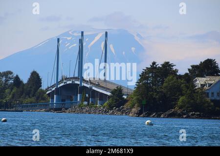 Alaska, vista del John o'Connell Bridge a Sitka con il Monte Edgecumbe sullo sfondo Foto Stock