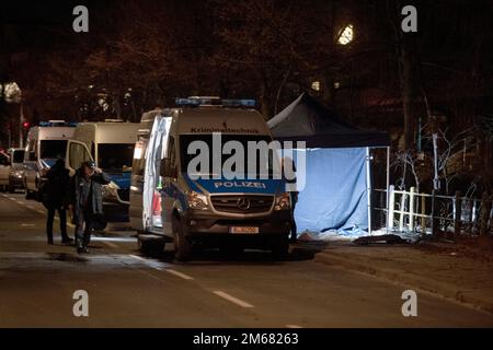 Berlino, Germania. 03rd Jan, 2023. I veicoli di emergenza della polizia si trovano accanto a un'area schermata in una strada di Kreuzberg. Un uomo senza casa era morto in un fuoco lì presto al mattino Credit: Paul Zinken/dpa/Alamy Live News Foto Stock