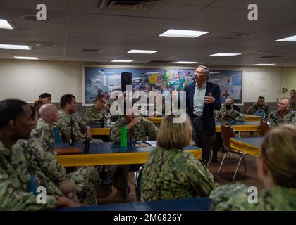 220412-N-XB470-1010 SAN DIEGO (15 aprile 2022) ha ritirato Vice ADM. Charles Martoglio parla con i marinai a bordo della nave USNS Mercy (T-AH 19) dell'ospedale Military Sealift Command (MSC) sul ponte di disordine della nave aprile 15. Martoglio ha trascorso 40 anni nella Marina militare con tour significativi in Asia, Europa e Washington, tra cui il ruolo di Direttore della strategia e della politica per la Marina statunitense, Direttore dell'Europa, Eurasia e Israele. Mercy può fornire assistenza ovunque per fornire sollievo come simbolo delle capacità della Marina Medicine in tutto il mondo, e deve essere in uno stato di attivazione di cinque giorni per sostenere le missioni ov Foto Stock