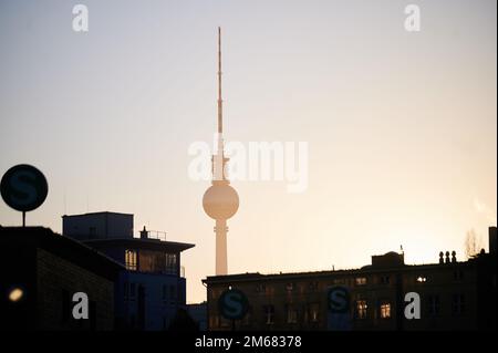 Berlino, Germania. 03rd Jan, 2023. Il sole sorge qui la torre della televisione. Credit: Annette Riedl/dpa/Alamy Live News Foto Stock