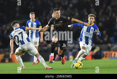 Granit Xhaka di Arsenal sulla palla durante la partita della Premier League tra Brighton & Hove Albion e Arsenal all'American Express Community Stadium , Brighton , Regno Unito - 31st dicembre 2022 Foto Simon Dack / Telephoto Images. Solo per uso editoriale. Nessun merchandising. Per le immagini di calcio si applicano le restrizioni di fa e Premier League inc. Nessun utilizzo di Internet/cellulare senza licenza FAPL - per i dettagli contattare Football Dataco Foto Stock