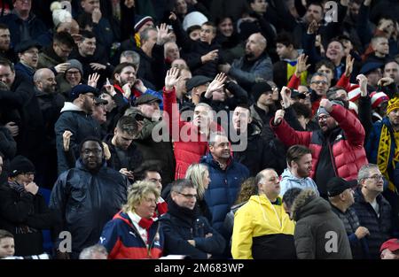 Tifosi dell'Arsenal durante la partita della Premier League tra Brighton & Hove Albion e l'Arsenal all'American Express Community Stadium , Brighton , Regno Unito - 31st dicembre 2022 Foto Simon Dack / Telephoto Images. Solo per uso editoriale. Nessun merchandising. Per le immagini di calcio si applicano le restrizioni di fa e Premier League inc. Nessun utilizzo di Internet/cellulare senza licenza FAPL - per i dettagli contattare Football Dataco Foto Stock